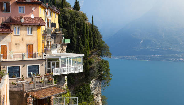 The Terrazza del Brivido in Tremosine: breathtaking view of Lake Garda